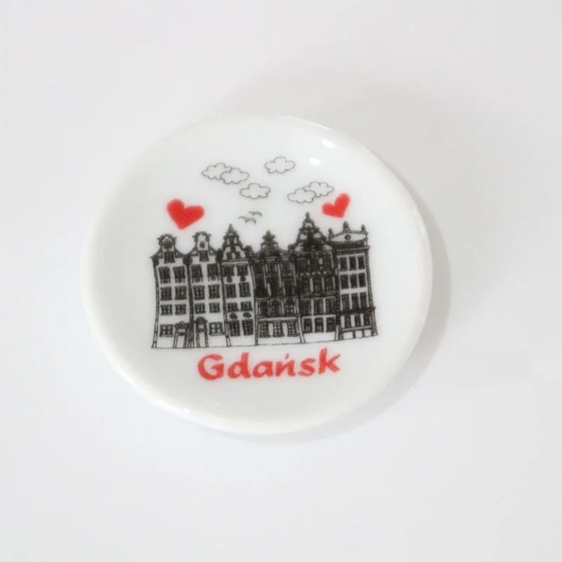 Magnes na lodówkę z motywem Gdańsk — przykład pamiątki turystycznej