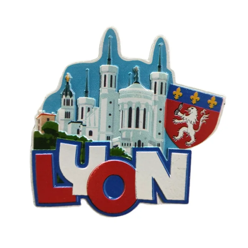 Magnes na lodówkę z motywem Lyon — przykład pamiątki turystycznej
