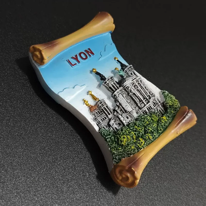 Magnes na lodówkę z motywem Lyon — przykład pamiątki turystycznej